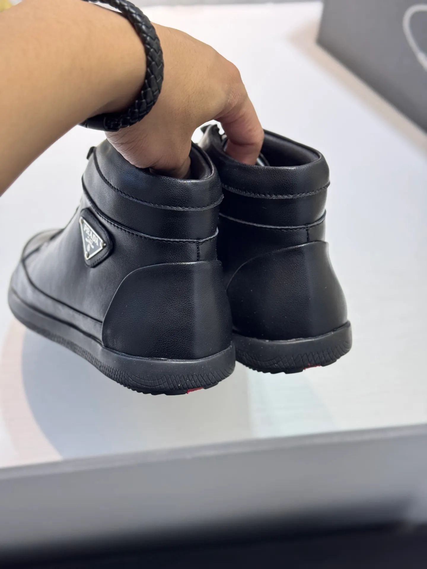 Men's Men's Shoes 💰460 [New Style] 🎻🎻PRADA*⚡️Prada~ The latest classic high-top men's shoes official website has launched a 1:1 copy, synchronized with Hong Kong counters, and on the same catwalk; all made of calf Leather ➕Imported soft and comfortable sheepskin lining, 🍡🍡original 1:1 rubber outsole, non-slip and wear-resistant; comfortable on the feet, attractive style, fine workmanship, and simple and neat shoe last, showing a man's courage and toughness. Size: 38-44 (45 customized